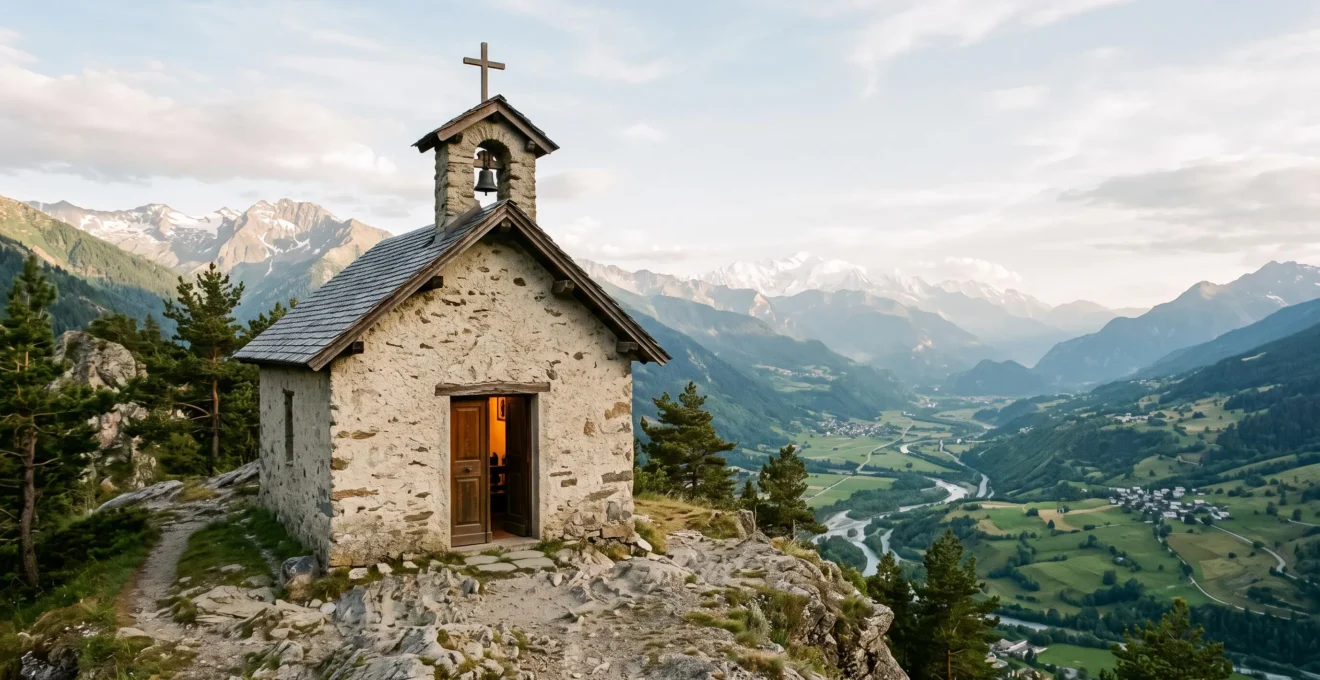 Facade en pierre sobre d'une chapelle alpine savoyarde se dressant sur un promontoire rocheux, contrastant avec la richesse baroque suggeree a l'interieur