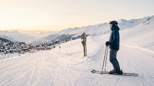 Skieur face à un carrefour de pistes enneigées symbolisant le choix d'un forfait ski adapté