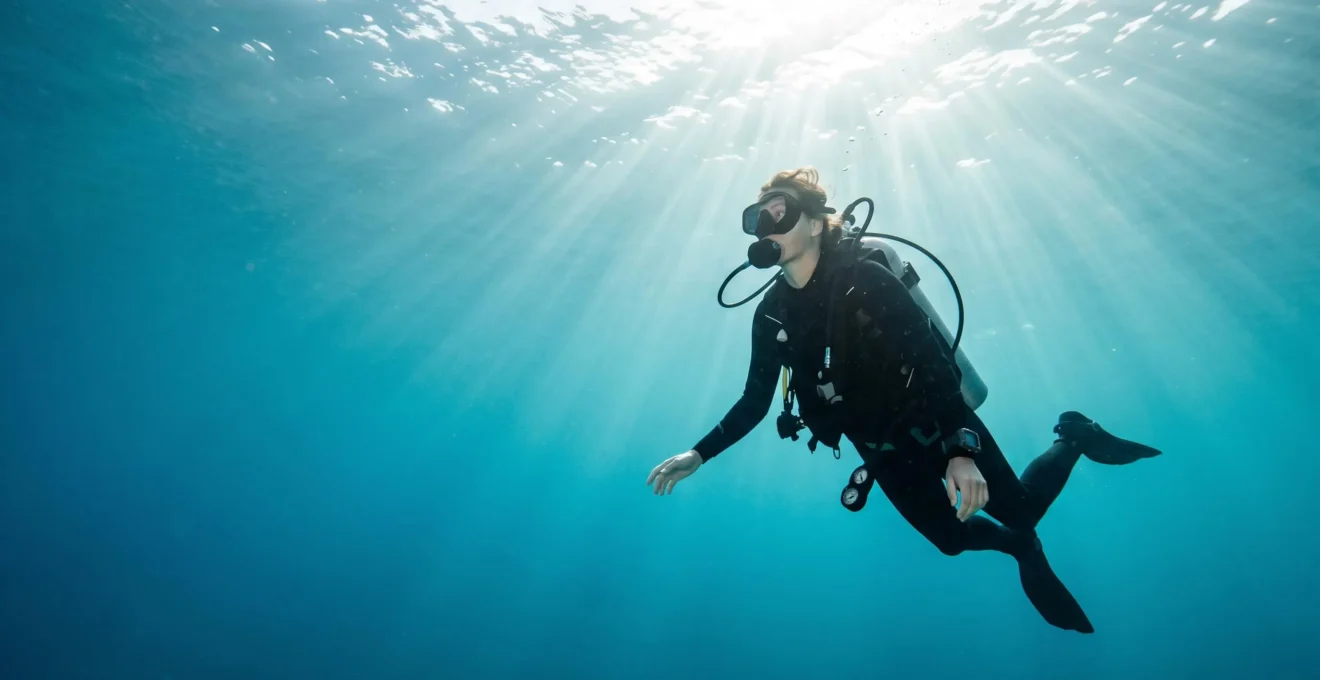 Plongeur en pleine confiance explorant les fonds marins, symbole du parcours de certification réussi